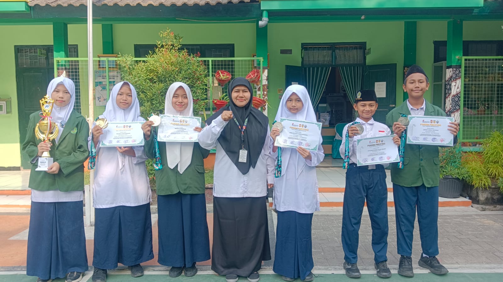 Bukan Sekadar Upacara, Senin Pagi di MTsN 9 Bantul Jadi Momen Panen Prestasi
